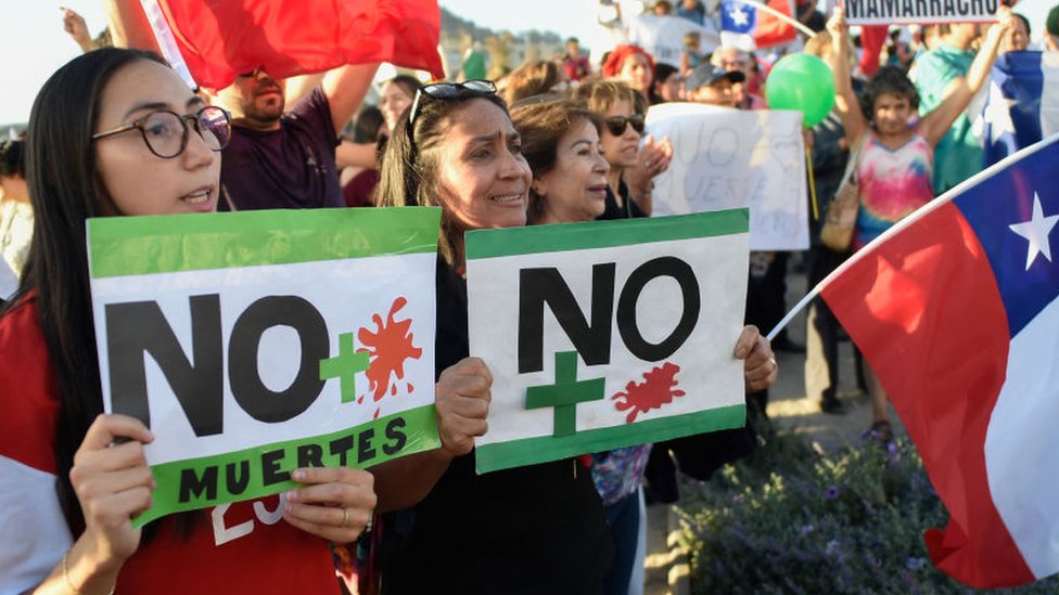 Mujeres protestas luego de la muerte de policías en Chile