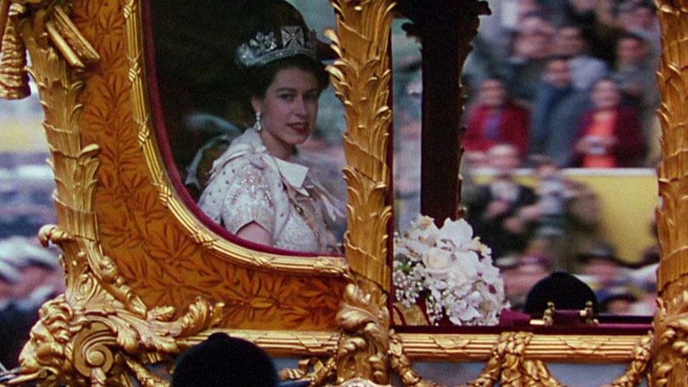 Isabel II en su viaje "horrible" en el Gold State Coach el día de su coronación, en 1953.