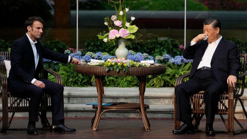 Xi y Macron comparten una tradicional ceremonia del té en Cantón.