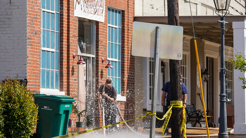Equipos de bomberos en la escena del tiroteo en Dadeville