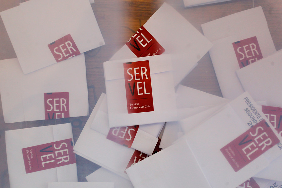 Votos cerrados con etiqueta del Servel.