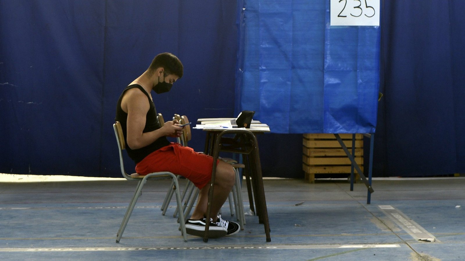 Hombre sentado en una silla, ejerciendo como vocal de mesa.