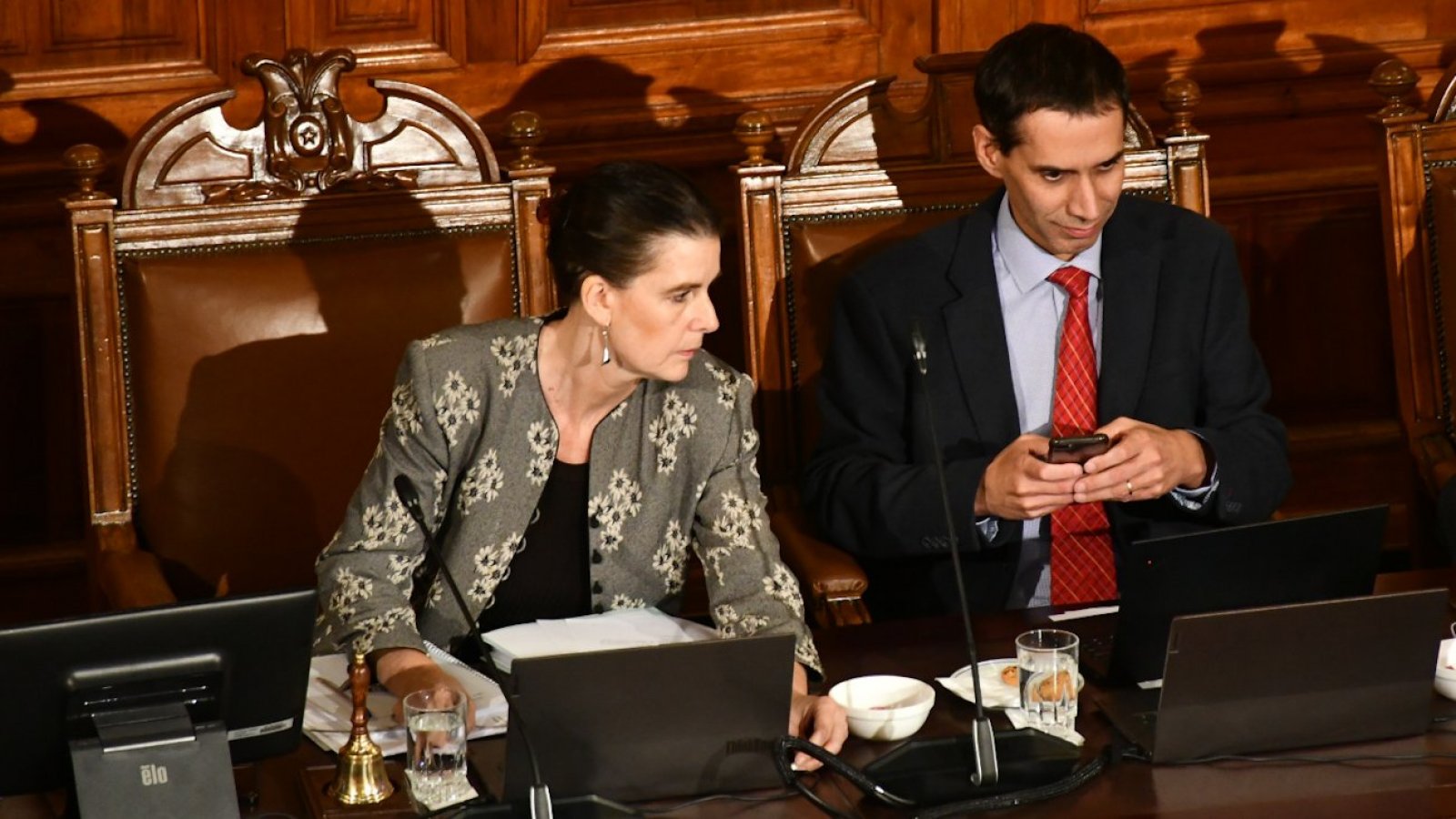Verónica Undurraga y Sebastián Soto, presidenta y vicepresidente de la Comisión Experta, conversando.