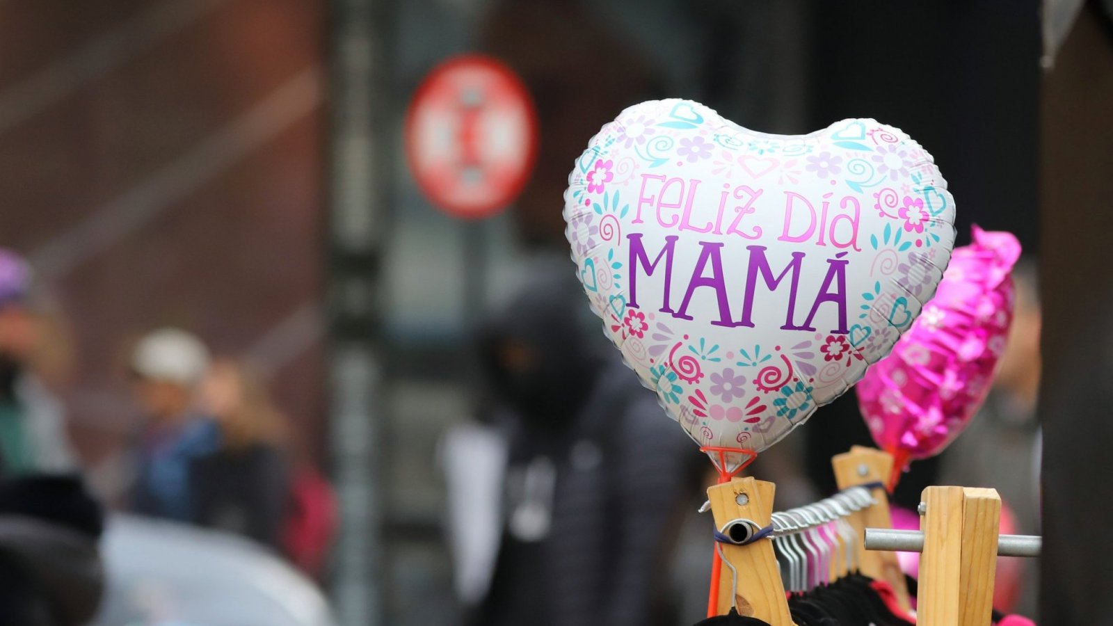 Día de la Madre en Chile. Globo en forma de corazón con la frase "feliz día mamá".