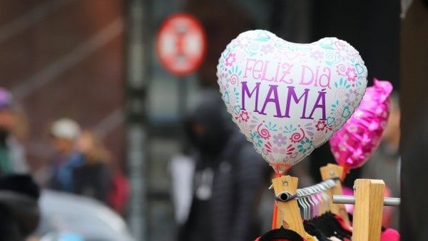 Día de la Madre en Chile. Globo en forma de corazón con la frase 