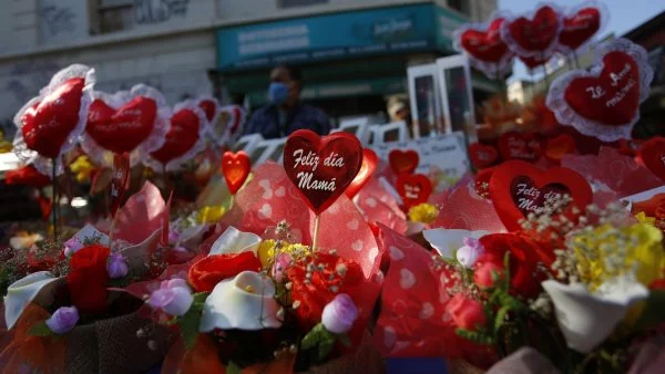 Flores y corazones rojos con la frase 