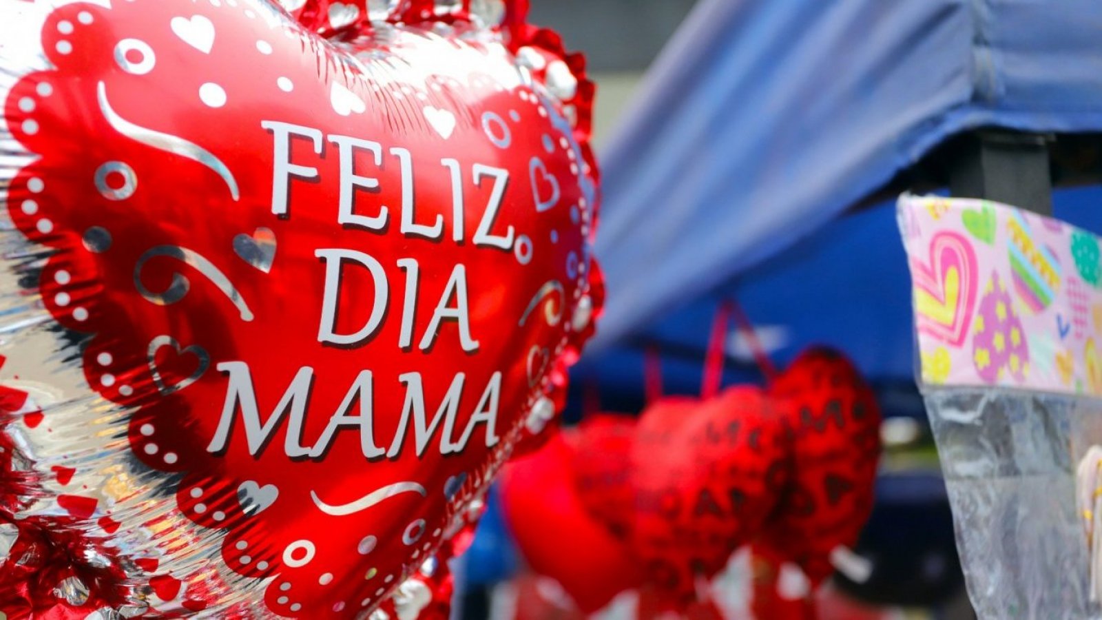 Globo rojo con la frase "feliz día mamá"