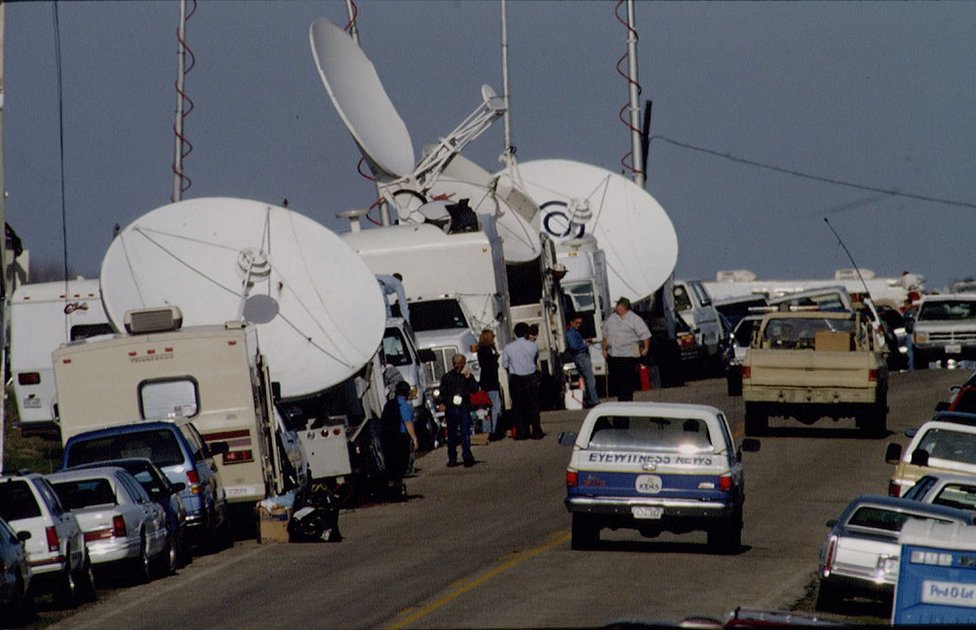 Medios congregados en Waco para cubrir la tragedia en 1993.