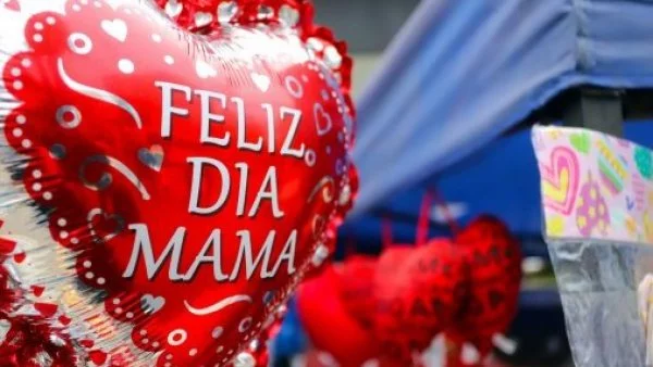 Globo rojo con la frase 