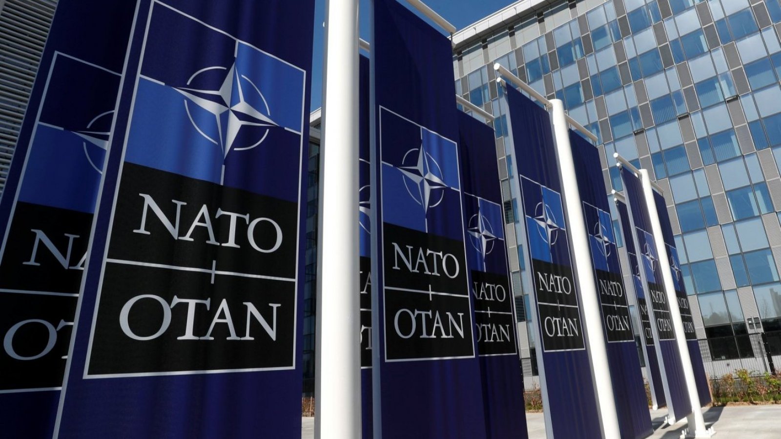Logo de la OTAN (en inglés NATO) en las afueras de la sede ubicada en Bruselas, Bélgica.