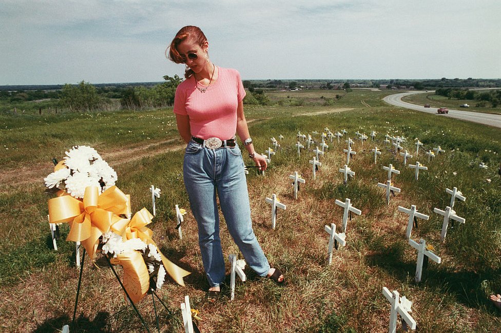 Mujer en medio de las tumbas de los fallecidos en Waco en 1993.