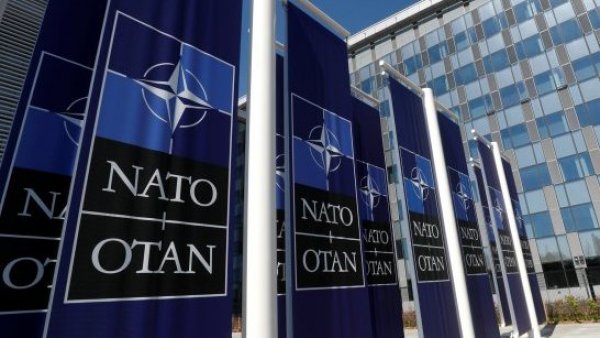 Logo de la OTAN (en inglés NATO) en las afueras de la sede ubicada en Bruselas, Bélgica.
