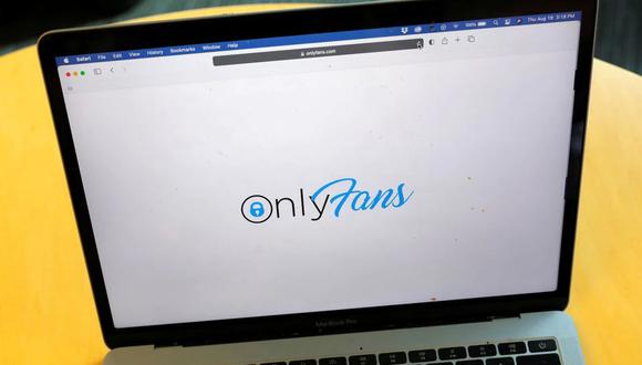 Computador con logo de OnlyFans como fondo
