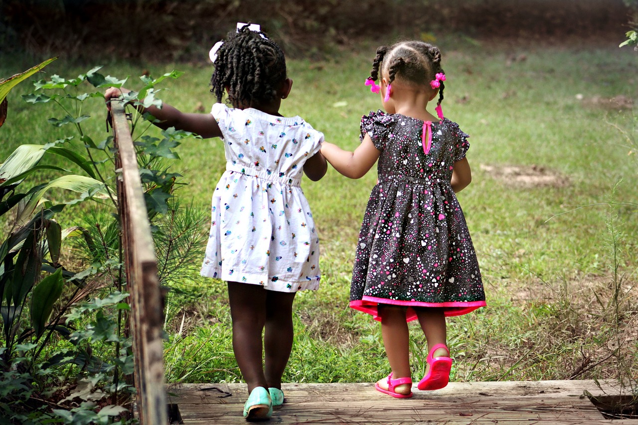 Dos niñas con vestido en el campo