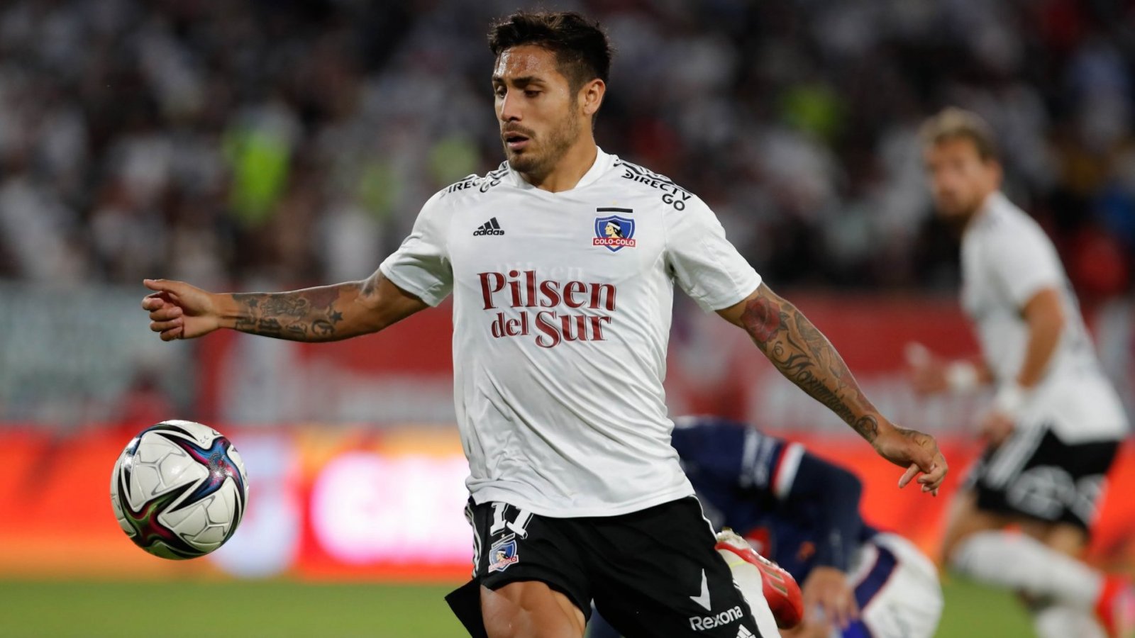 Jugador de Colo Colo con la pelota en el estadio Monumental.