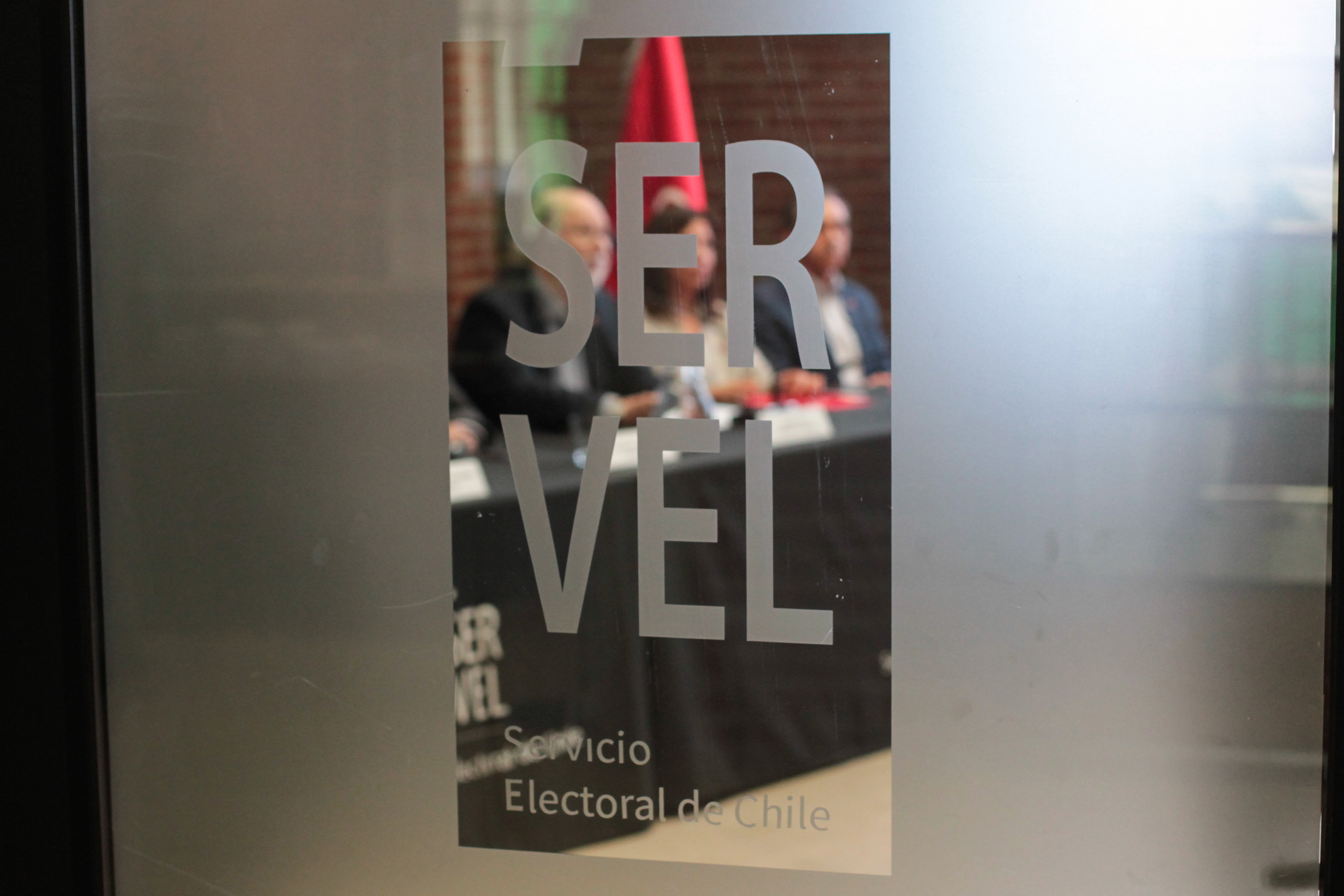 Logo del Servel en una puerta de vidrio.