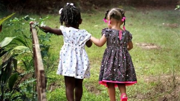 Dos niñas con vestido en el campo