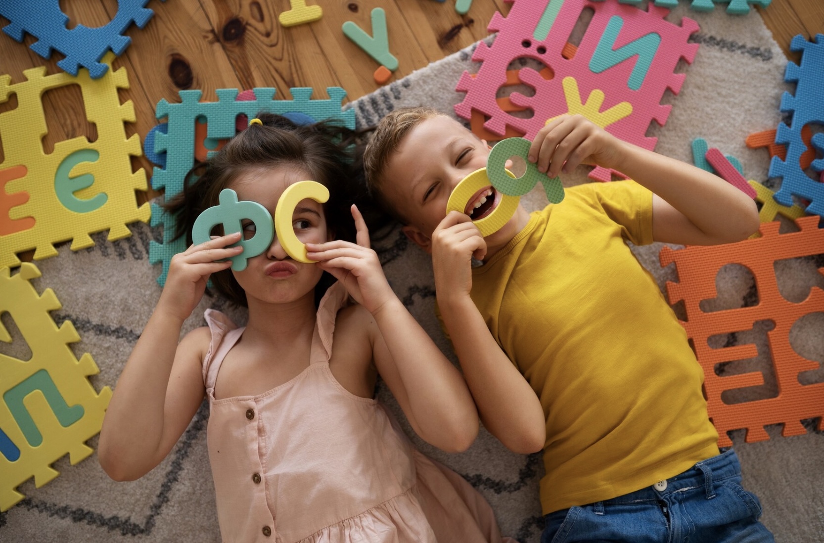 Niños jugando. Día del Niño y la niña 2024