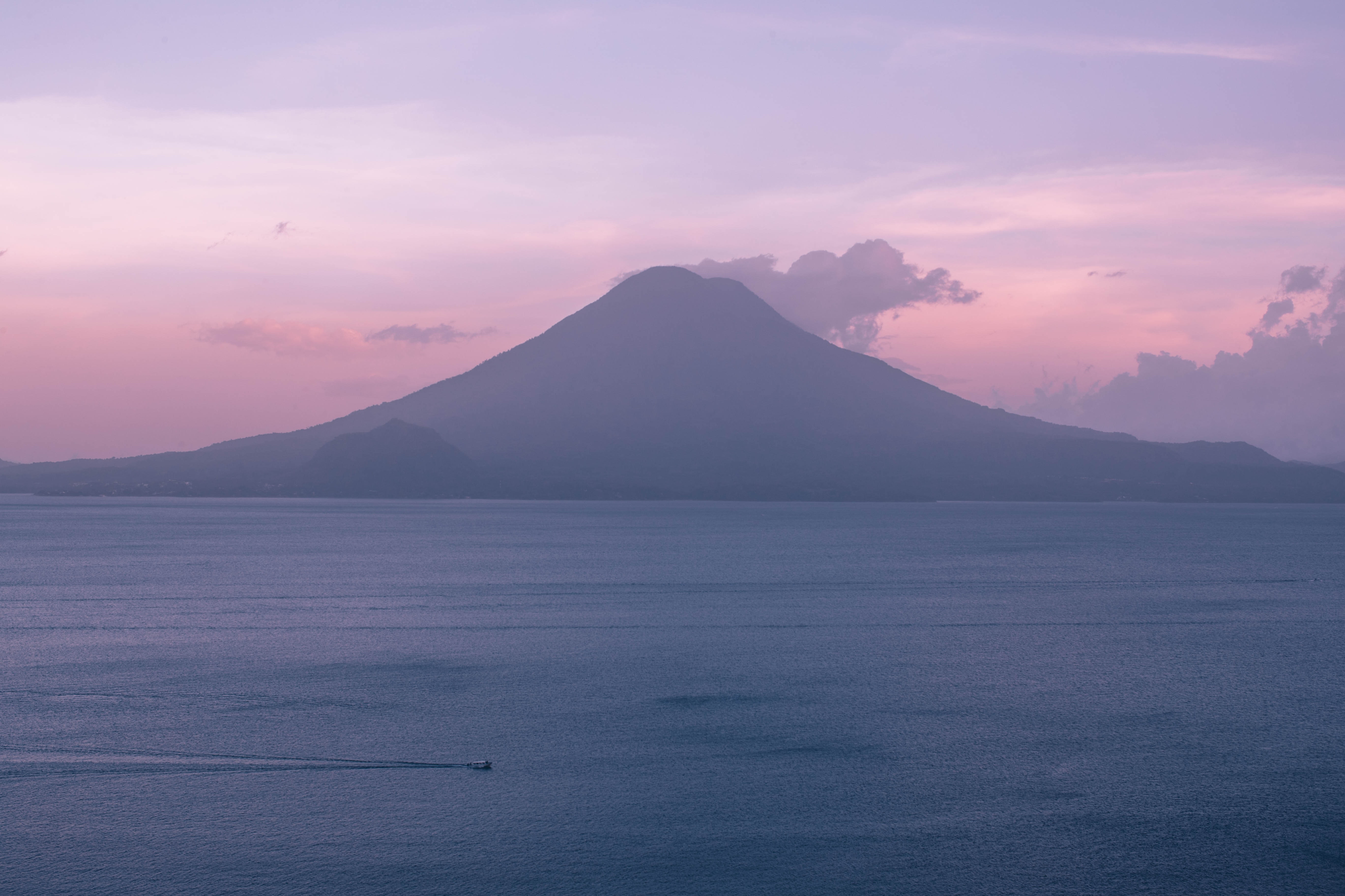 Fotografía de paisaje con volcán de fondo y cielo violeta