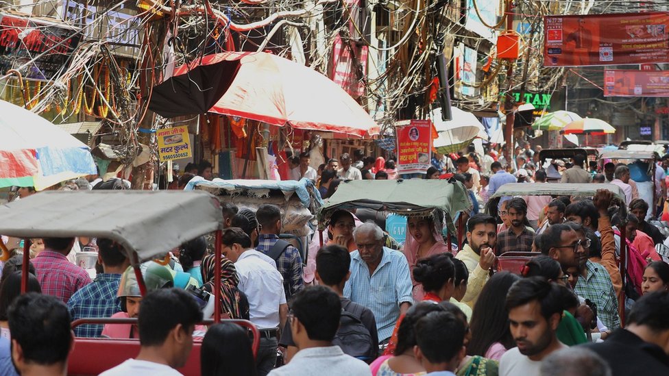 Una calle comercial en Nueva Delhi