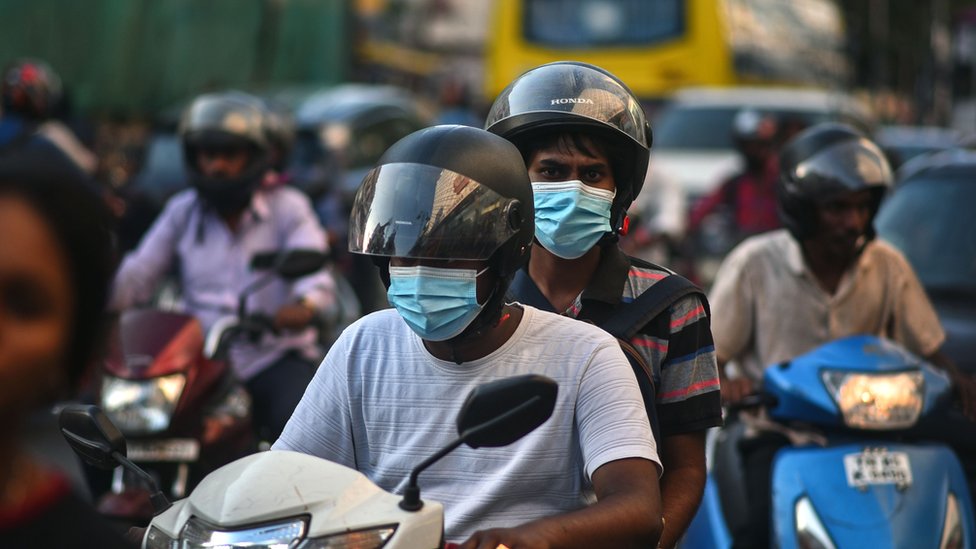 Dos hombres con máscaras.