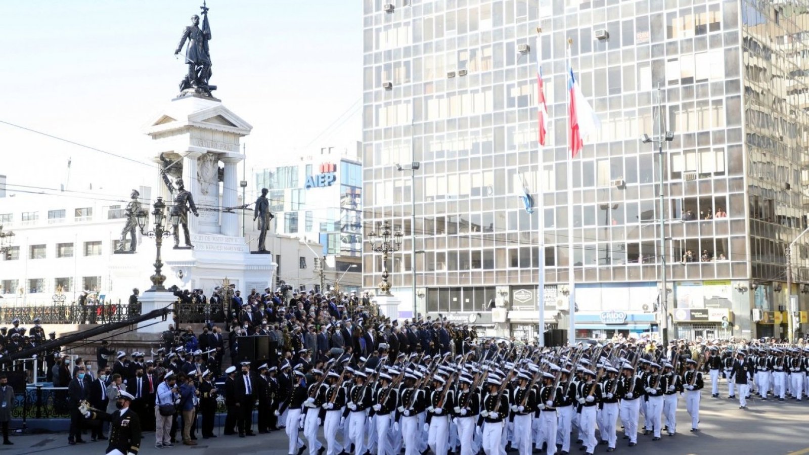 Fuerzas navales desfilan en Plaza Sotomayor de Valparaíso.
