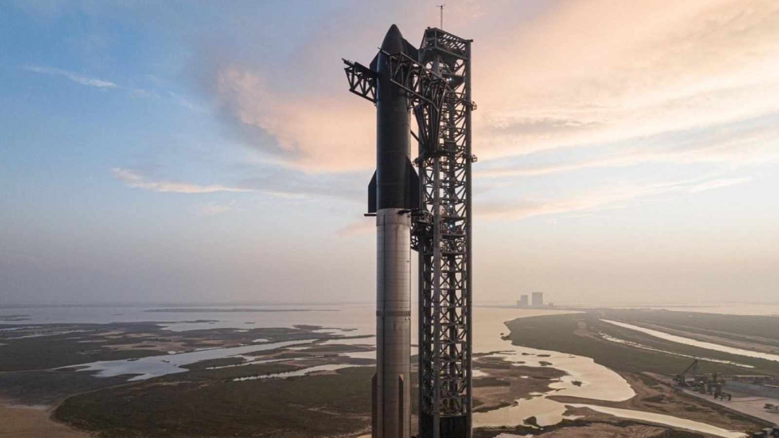 Cohete Super Heavy y nave Starship listas para su despegue en Texas, Estados Unidos.