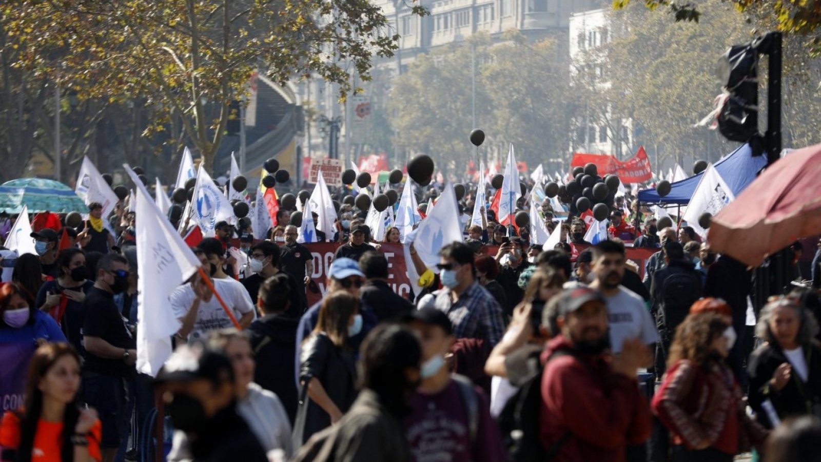 Trabajadores manifestándose en la Alameda de Santiago