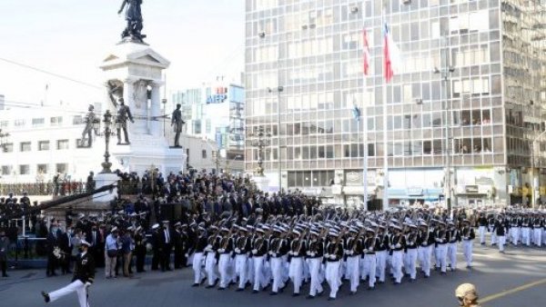 Fuerzas navales desfilan en Plaza Sotomayor de Valparaíso.