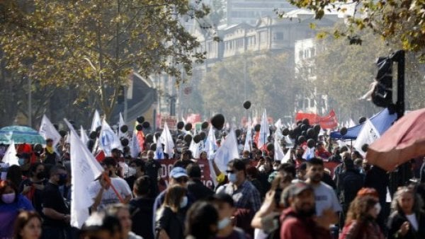 Trabajadores manifestándose en la Alameda de Santiago