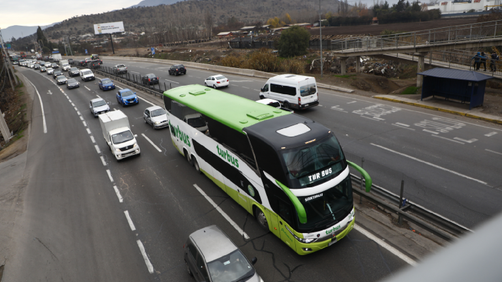 Tráfico de vehículos en autopista de Chile
