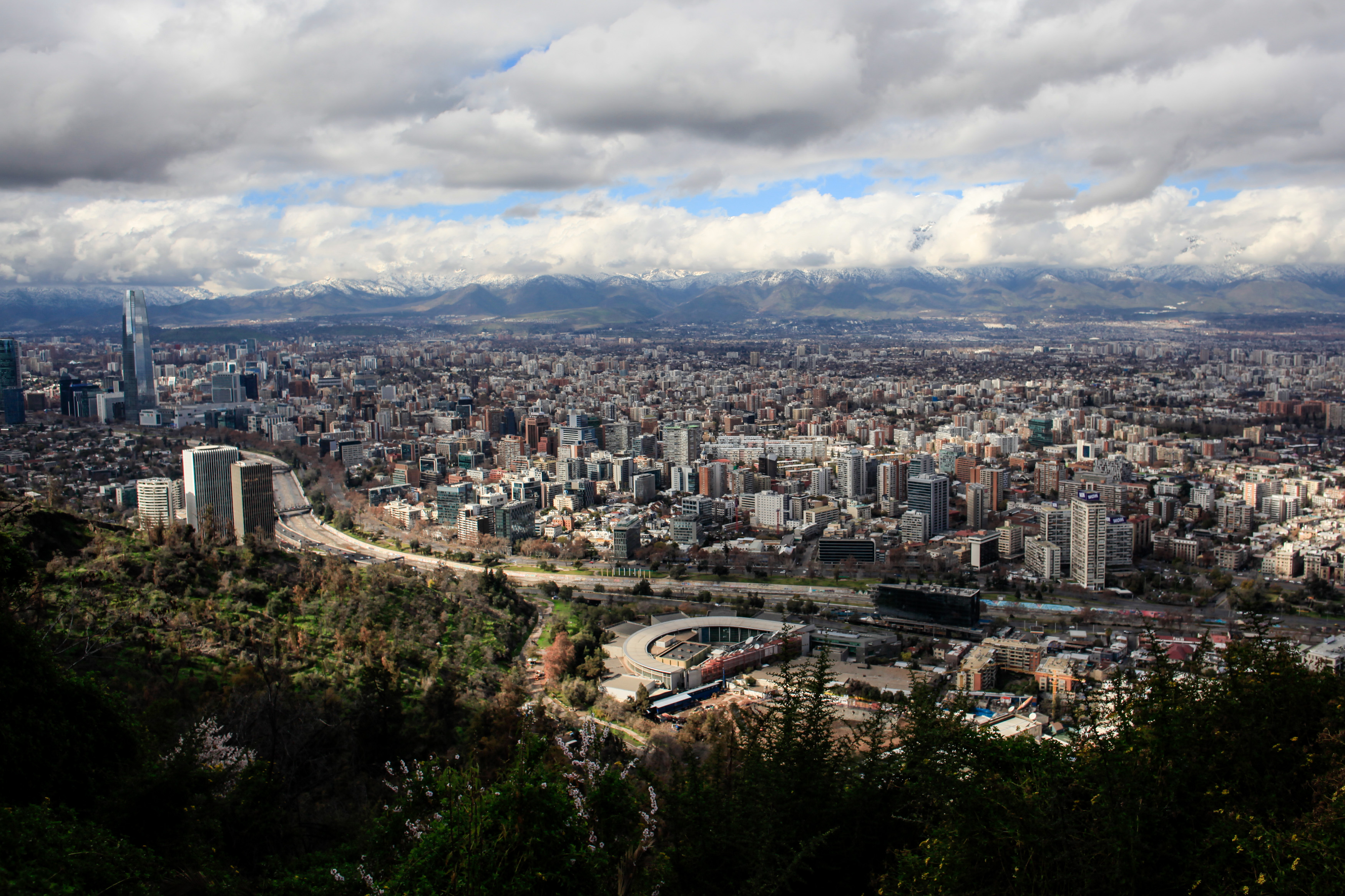 Santiago de Chile desde la altura con cielo nublado.