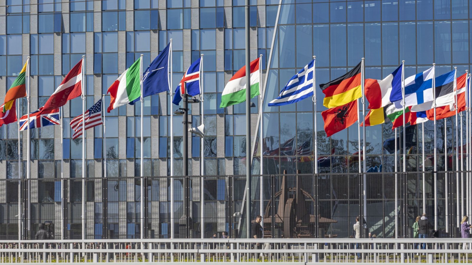 Banderas de los países que conforman la OTAN en la sede de la organización en Bruselas.