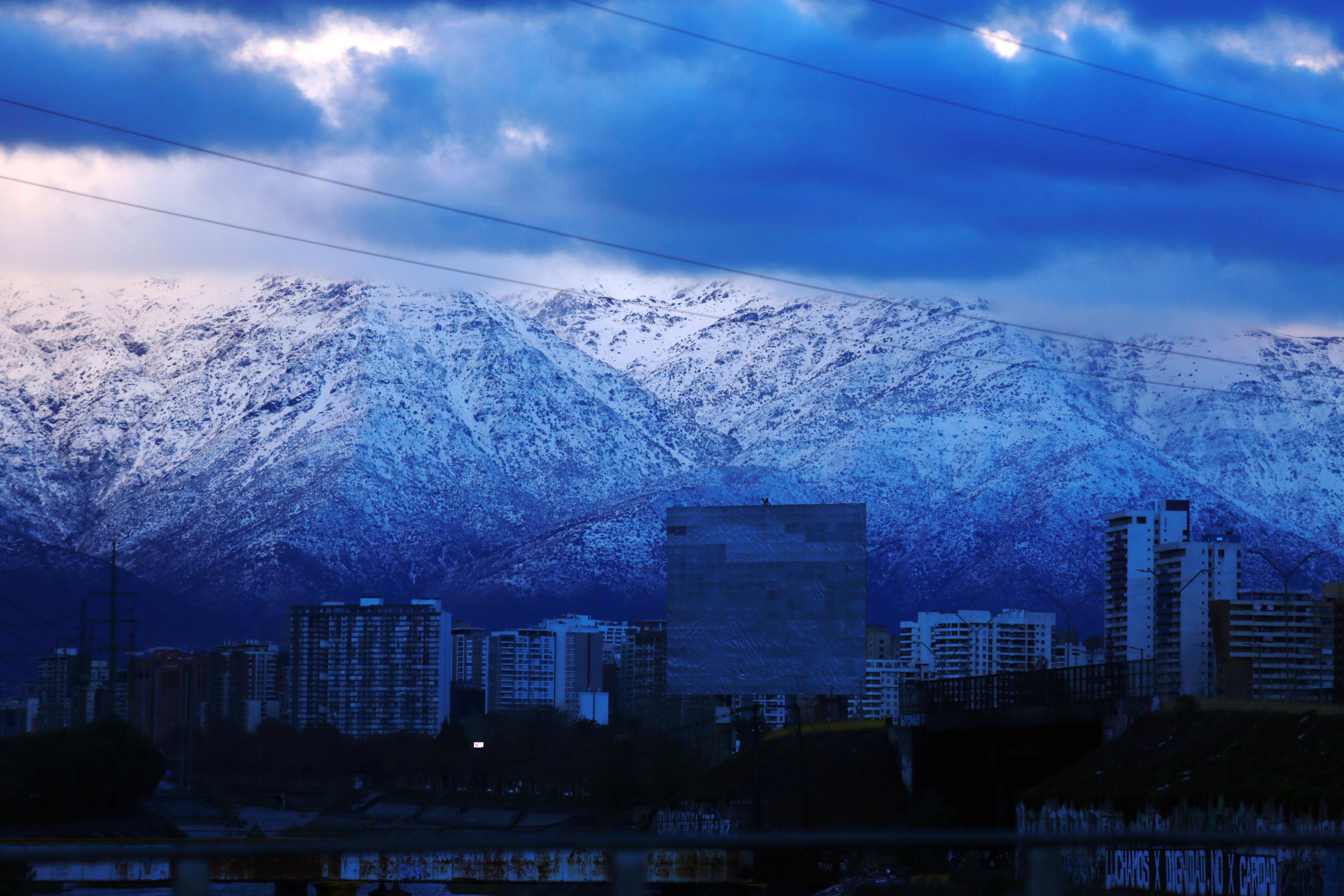 Cordillera de los andes nevada en invierno.