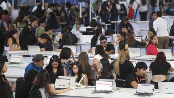 Estudiantes en una feria de postulación y matricula de Educación Superior.