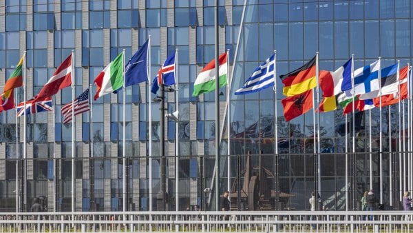 Banderas de los países que conforman la OTAN en la sede de la organización en Bruselas.