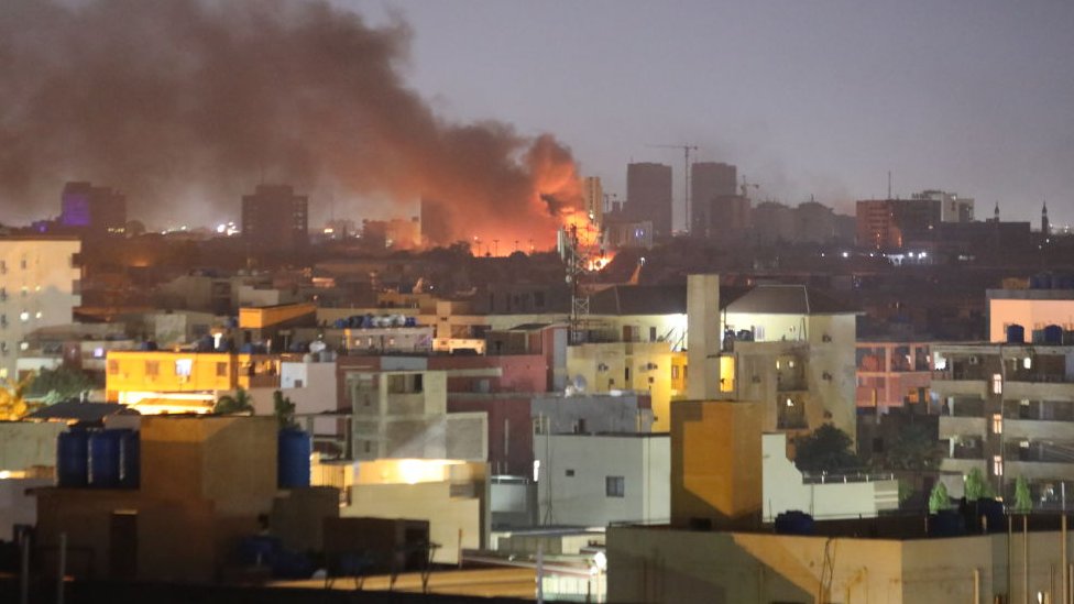 Llamas y humo en Jartum
