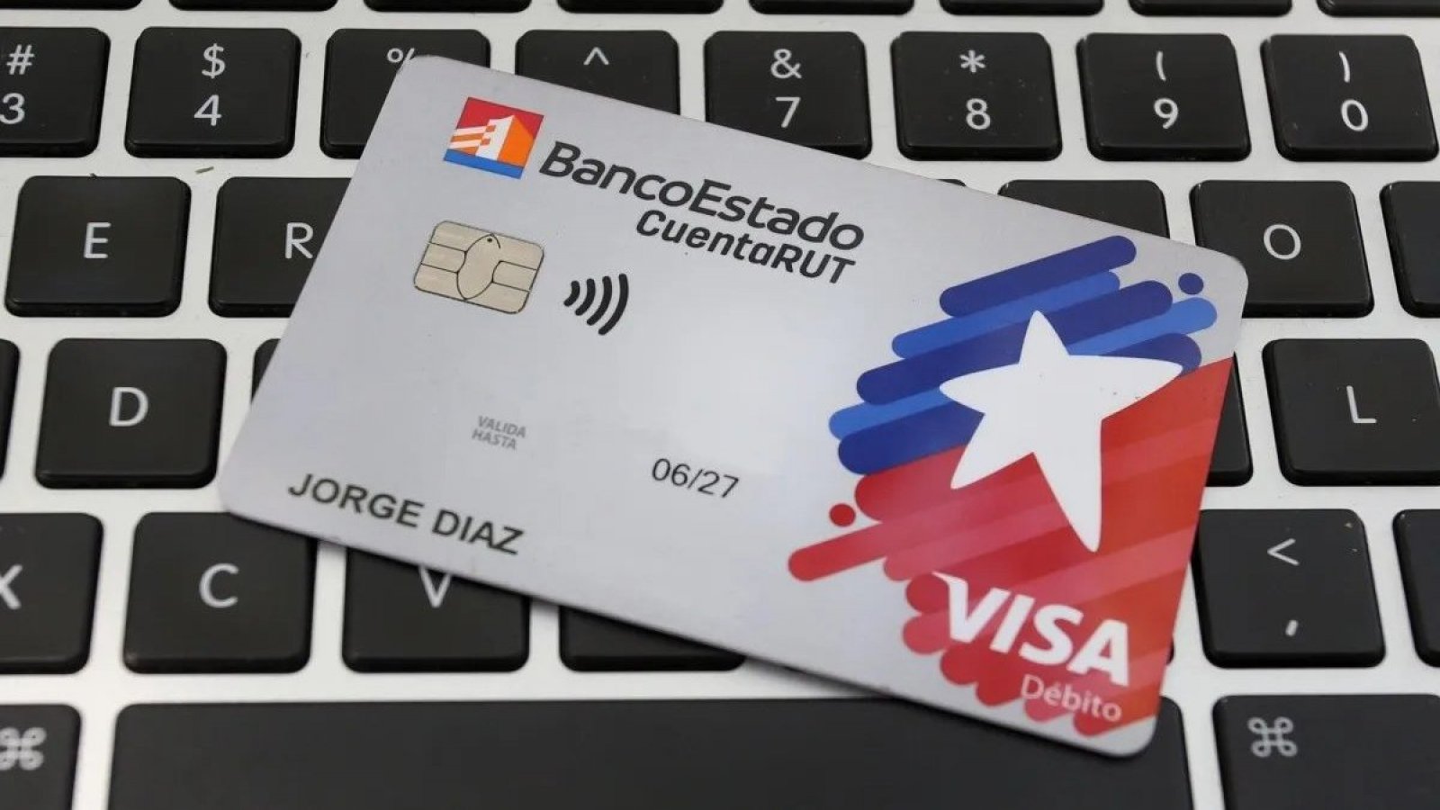 Tarjeta CuentaRUT Visa sobre teclado de computador