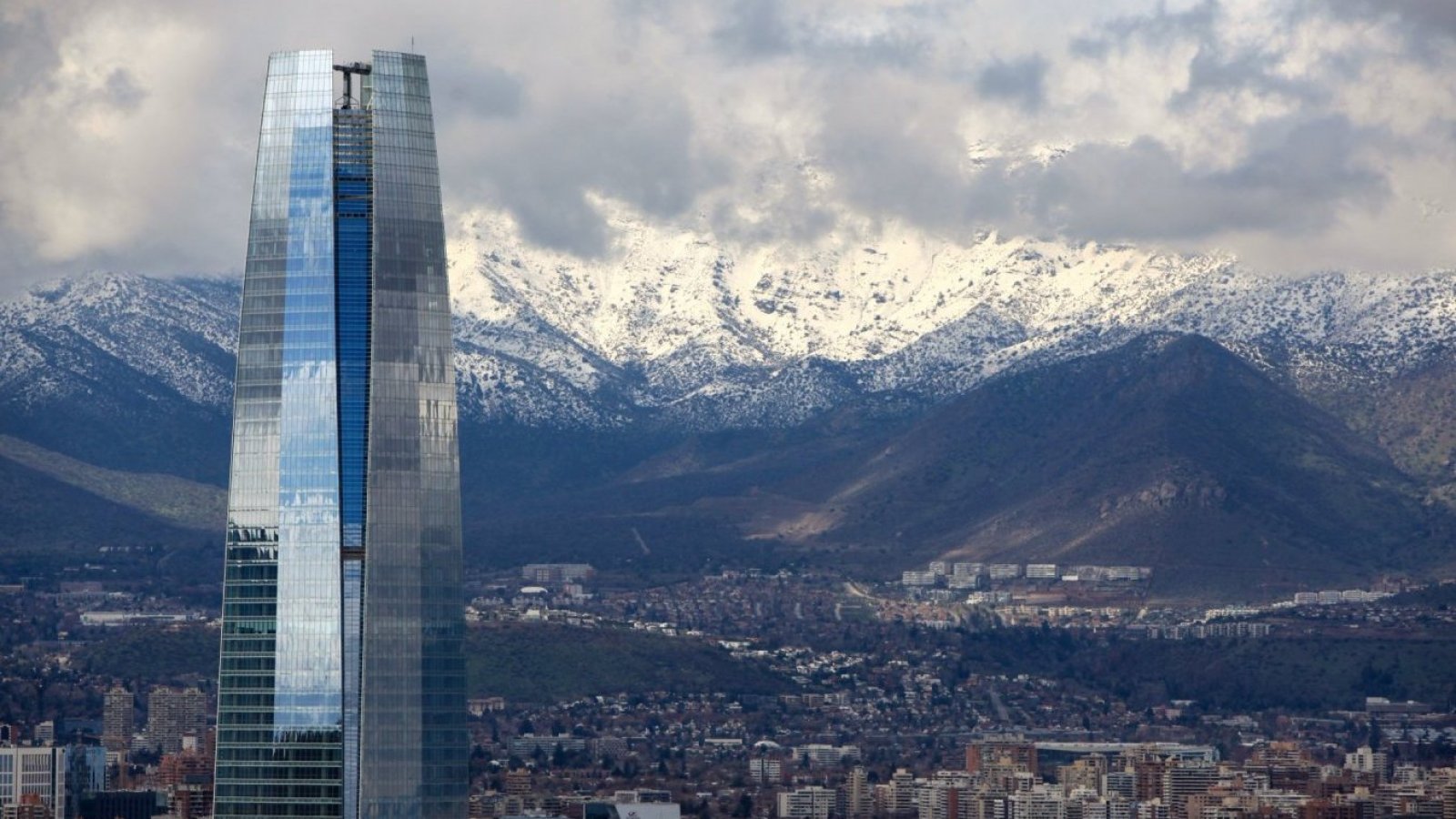 Santiago de Chile mirado desde la altura y observando el Costanera Center.