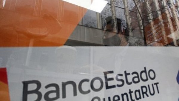 Persona en cajero de BancoEstado