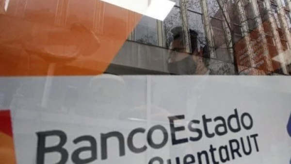 Persona en cajero de BancoEstado