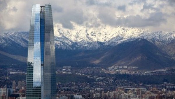 Santiago de Chile mirado desde la altura y observando el Costanera Center.
