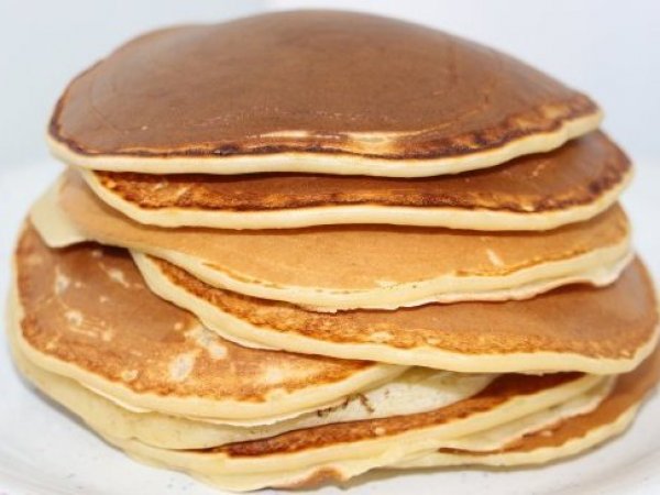 Panqueques uno sobre otro y encima de un plato.