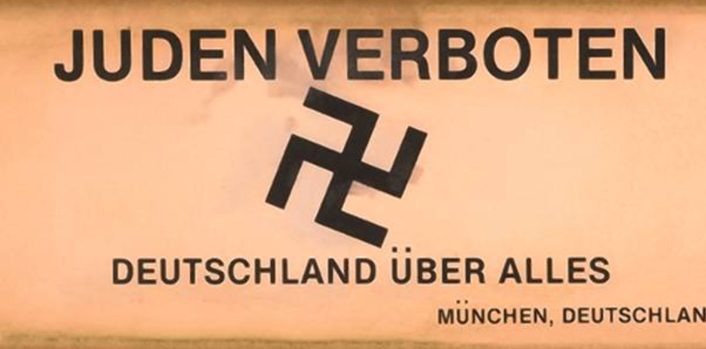 Señal nazi prohibiendo judíos con la frase "Alemania sobre todo".