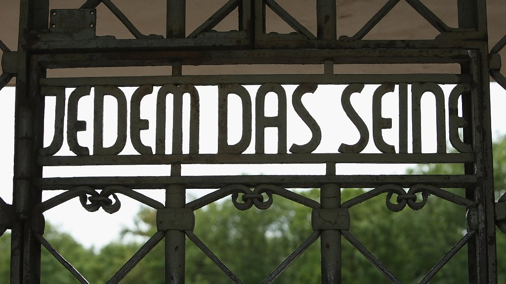 Entrada a Buchenwald, con la frase "Jedem Das Seine", literalmente "a cada uno lo suyo" (o "o que se merece").