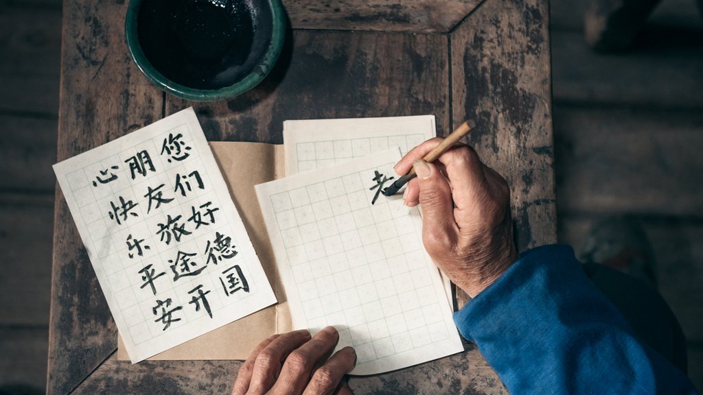 Alguien escribiendo en chino