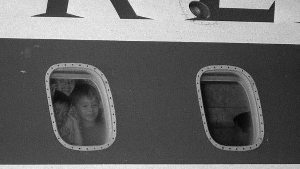Niños en un vuelo de la operación babylift.