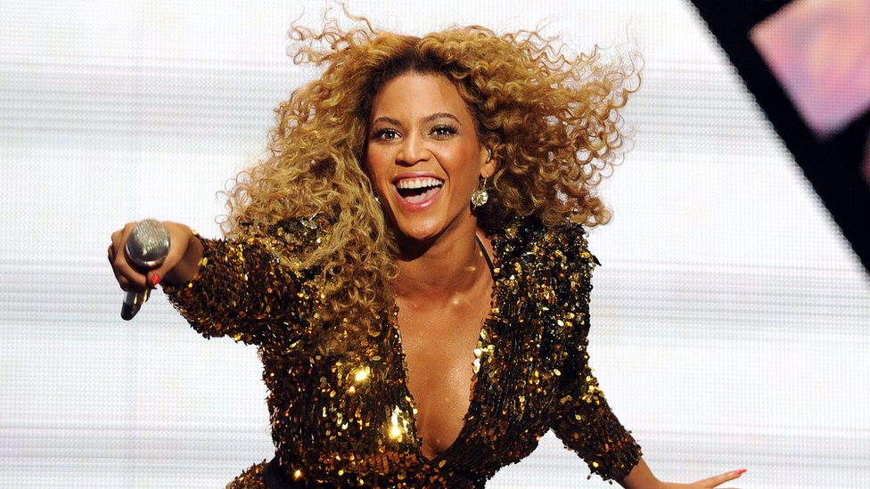 Beyonce cantando.