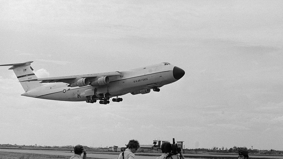 El avión C-5 en el que viajaba la coronel retirada Regina Aune, segundos antes de estrellarse.