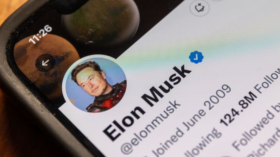 Foto de la cuenta de Twitter de Musk en un celular.